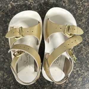 Gold Sun sandals by Hoy Size 7 toddler